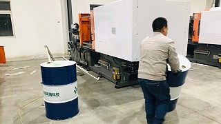 英吉注塑機液壓油換油現(xiàn)場